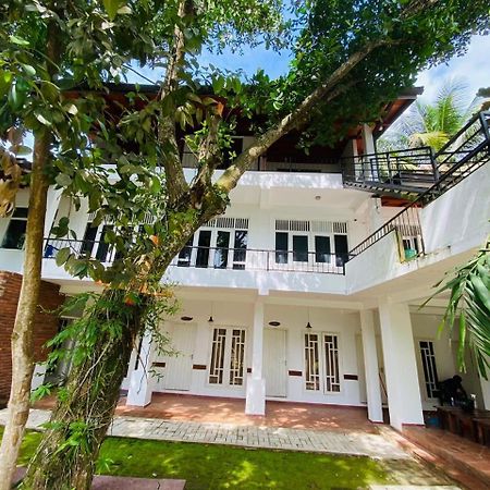 The Shade Brothers Hotel Katunayaka Bagian luar foto