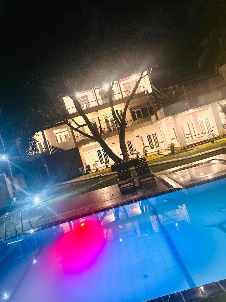 The Shade Brothers Hotel Katunayaka Bagian luar foto